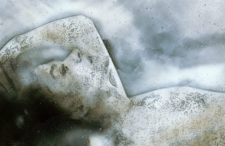 Eine liegenden Frau mit geschlossenen Augen, der Ausdruck von natürlichem Frausein.